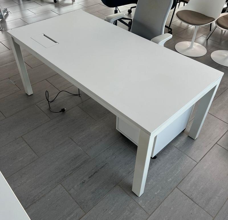 Holmris H4 hæve-sænkebord 160x80 cm i hvid set skråt – stilrent og ergonomisk skrivebord
